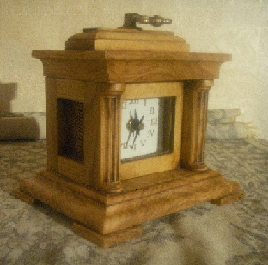 Резные часы из дерева